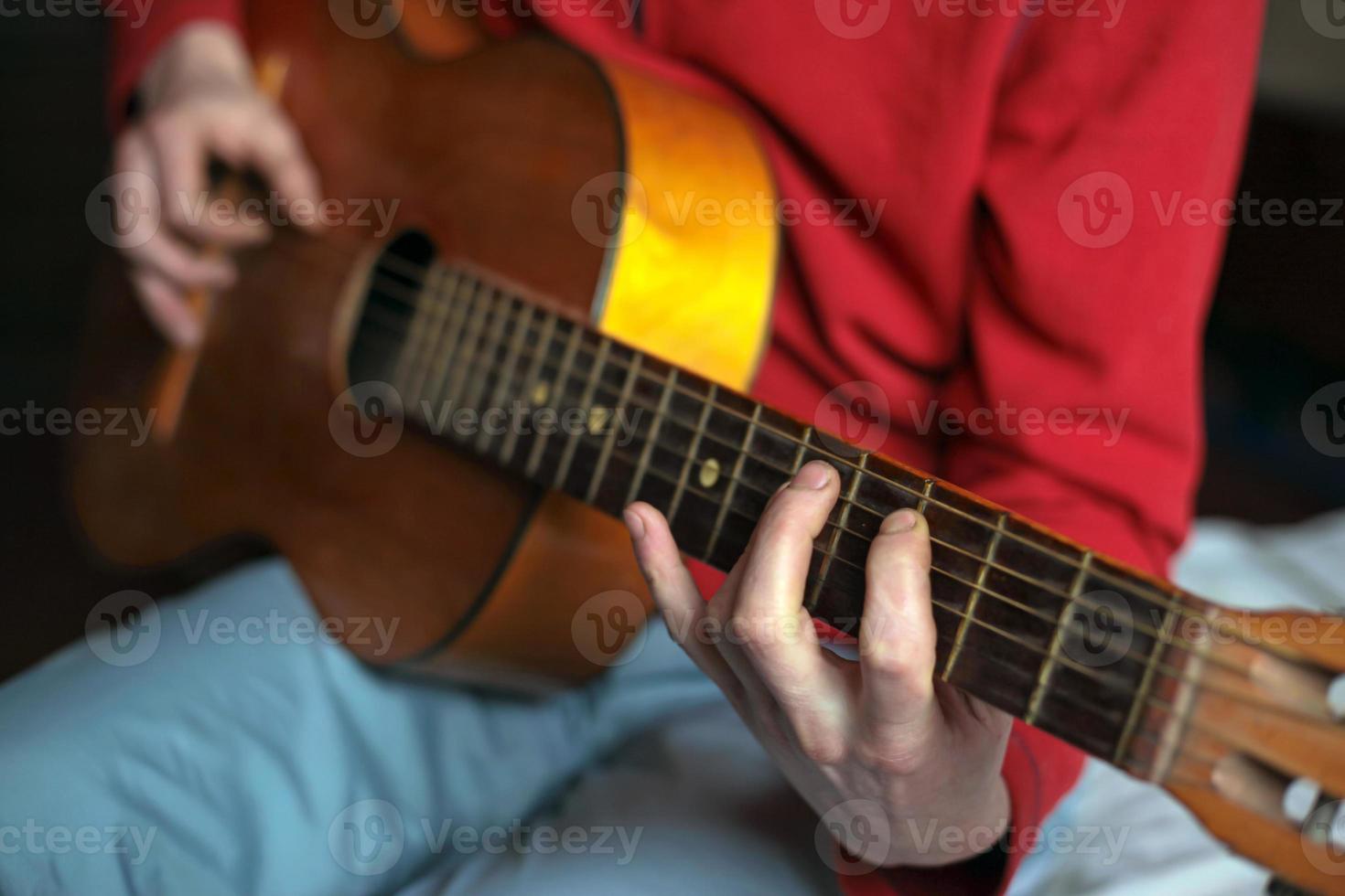 virtuoze gitarist die op zijn akoestische gitaar speelt foto