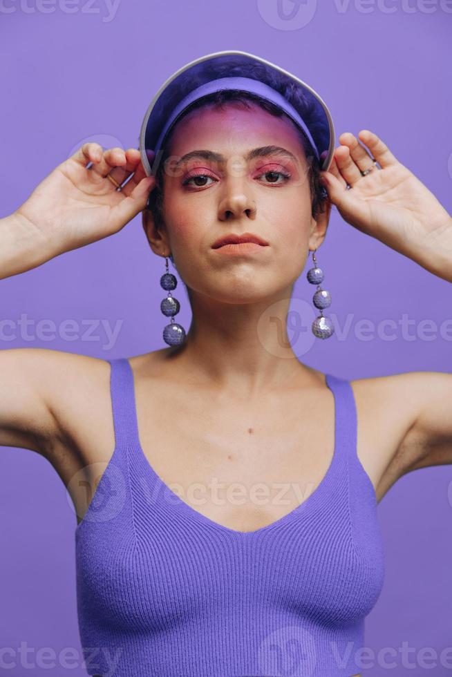 portret van een sportief mode vrouw poseren in een Purper sport- pak voor yoga en een transparant pet Aan een Purper achtergrond monochroom foto