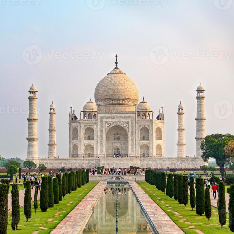 taj mahal vooraanzicht weerspiegeld op de reflectiepool. foto