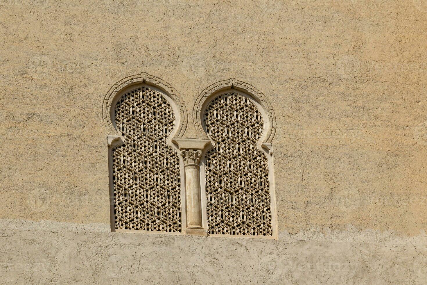 origineel Islamitisch antiek venster met Spaans vesting architectuur achtergrond foto