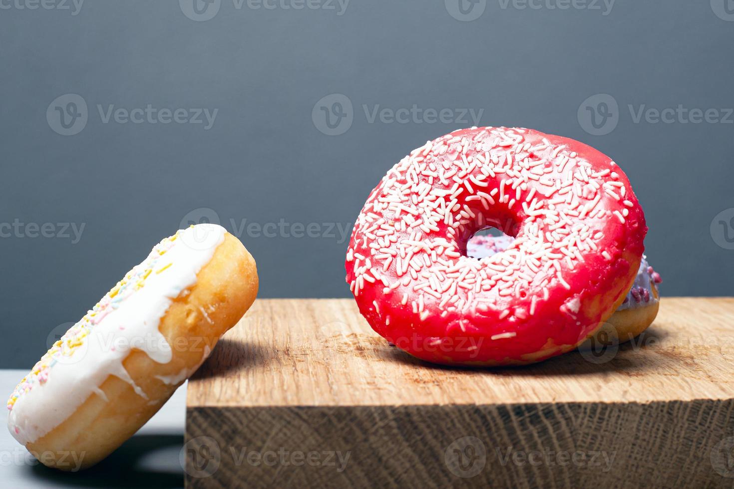 zoete geglazuurde donuts op een houten bord foto