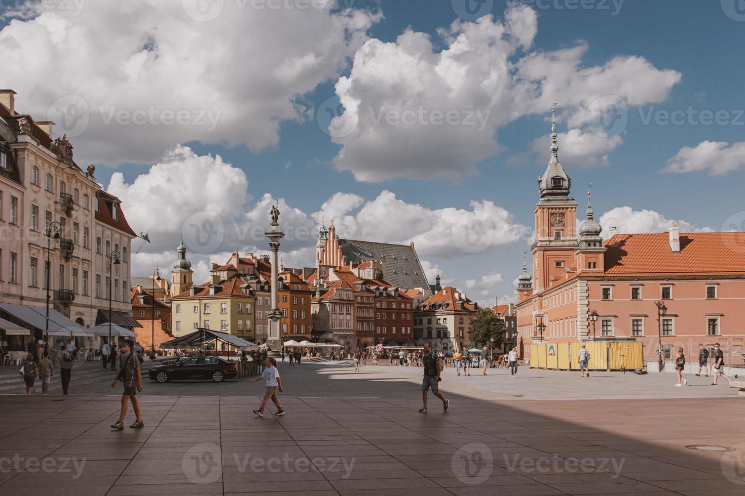 landschap van de plein van de oud stad- van Warschau in Polen met de Koninklijk kasteel en woning huizen foto