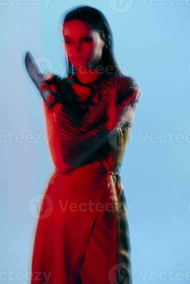 aantrekkelijk vrouw aantrekkingskracht poseren rood licht metaal schild Aan hand- ongewijzigd foto