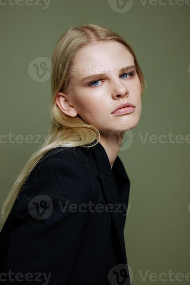 een dichtbij portret van een jong charmant vrouw foto