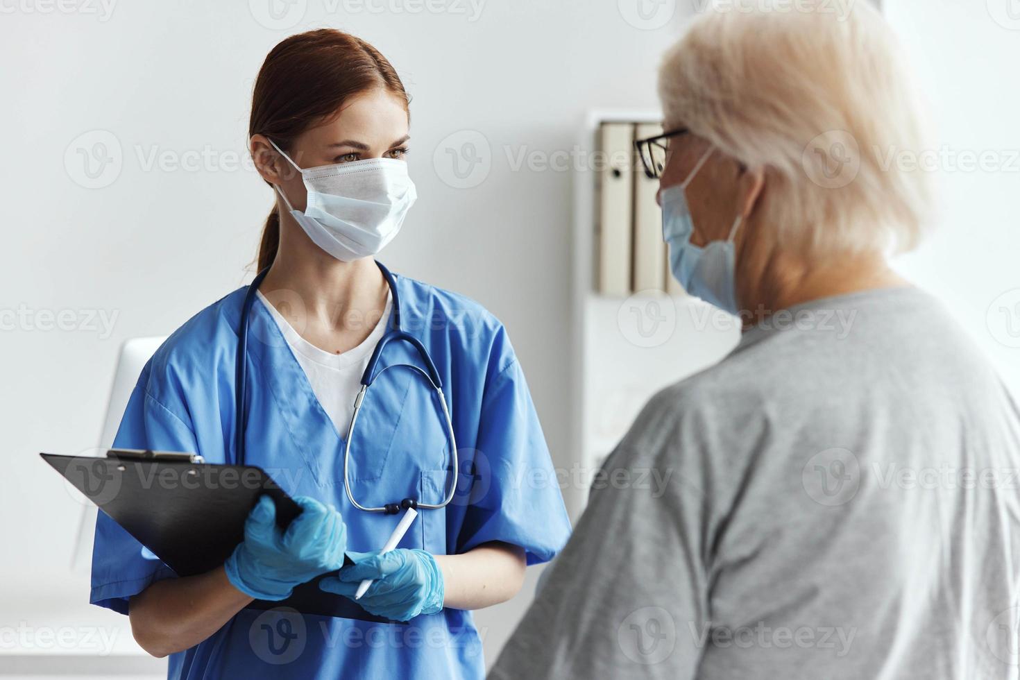 verpleegster en geduldig professioneel advies medisch kantoor foto