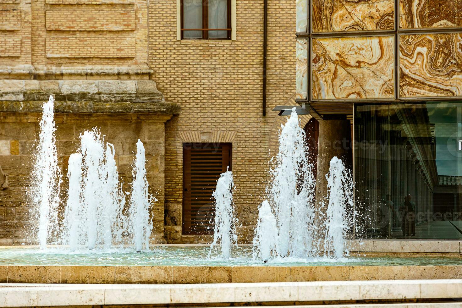 fontein in Zaragoza, Spanje in de oud stad- foto