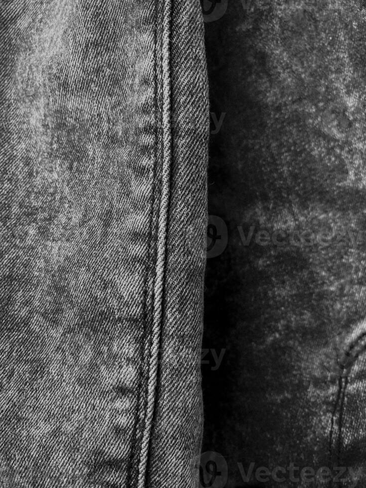 grijs jeans textuur, verticaal foto, decoratief voor achtergrond. populair kleren, ontwerp element, naad, tinten van grijs kleur. zakdoek Product, schoonheid en mode foto