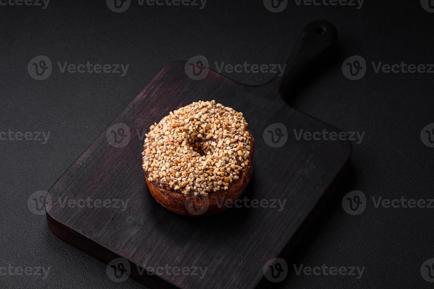 heerlijk donut met room vulling en noten Aan een donker beton achtergrond foto