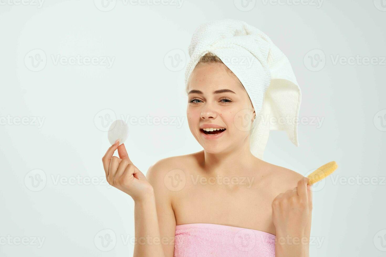 vrouw met handdoek reinigt huid met spons Gezondheid problemen hygiëne foto