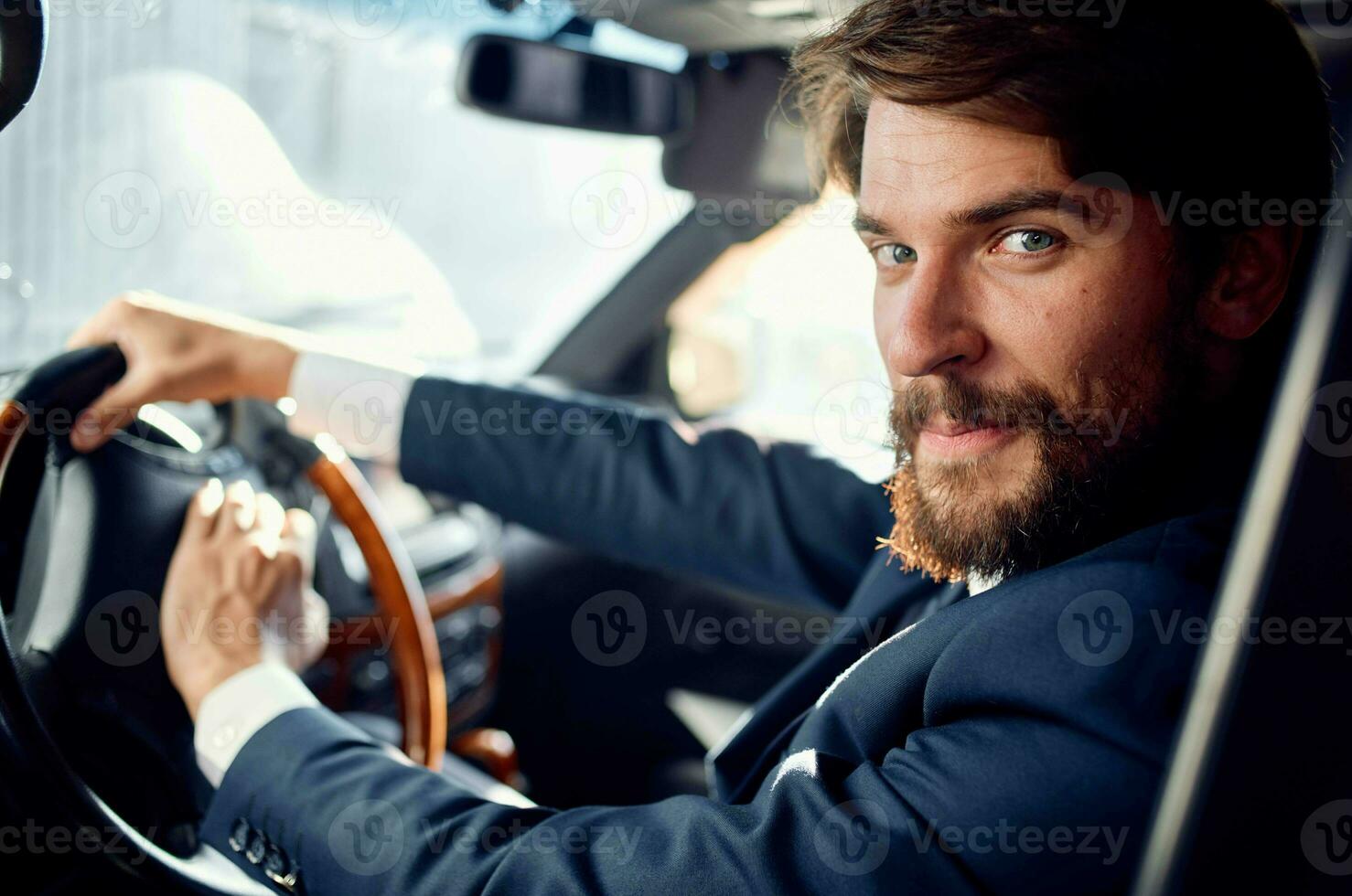 emotioneel Mens in een pak in een auto een reis naar werk succes foto