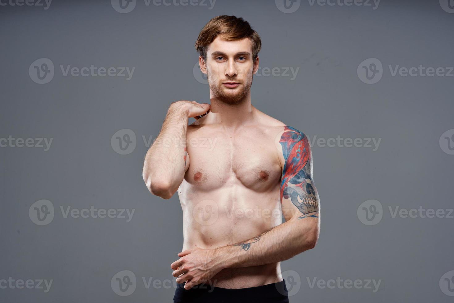 sexy vent getatoeëerd atleet bodybuilder geschiktheid gespierd torso foto