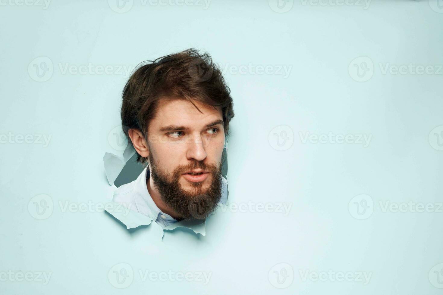 een man's hoofd piepgeluiden uit van achter een muur van emotie baan carrière ontevredenheid foto