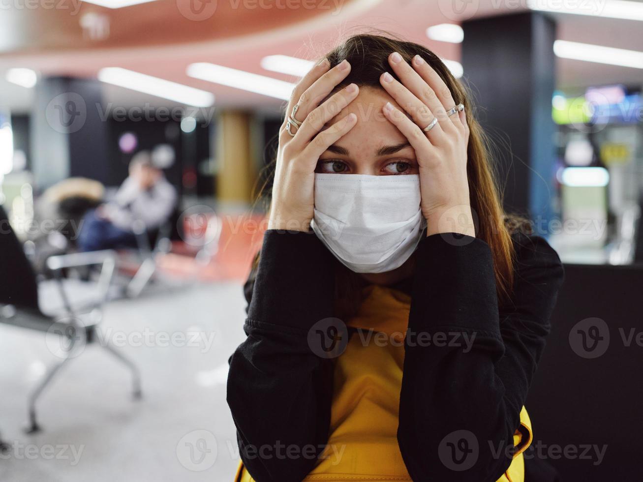 moe vrouw in medisch masker Bij de luchthaven ergens rubriek ontevredenheid foto