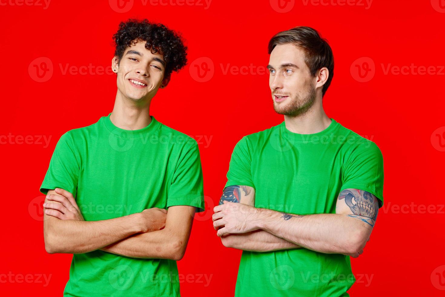 twee mannen in groen t-shirts staan De volgende naar communicatie vriendschap foto