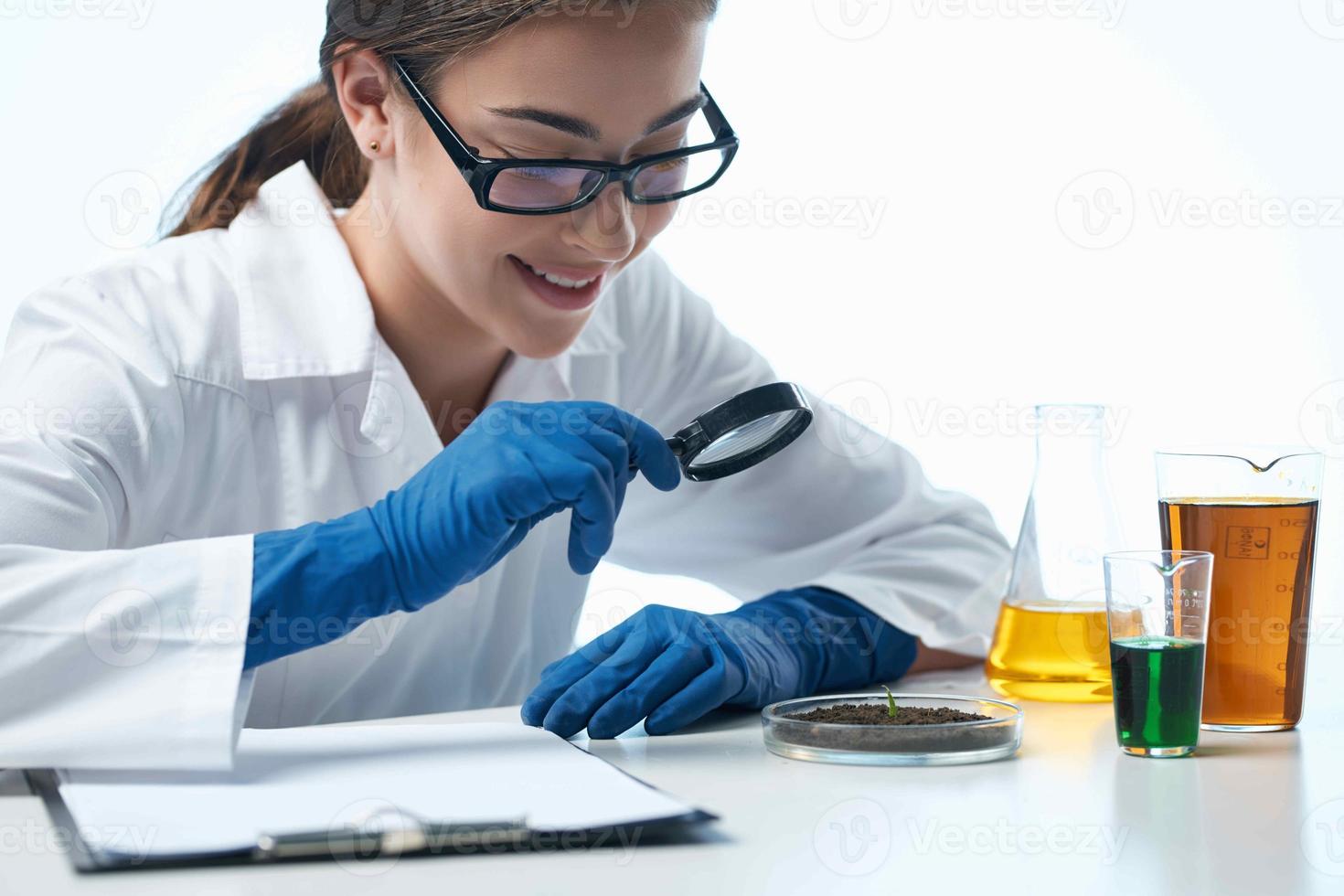 vrouw zittend Bij de tafel Onderzoek biologie professioneel wetenschap foto