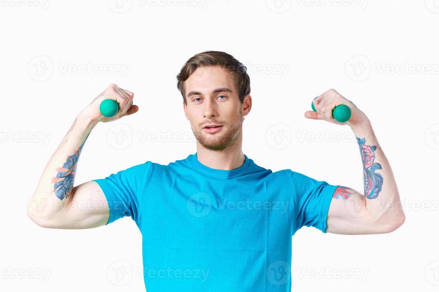 sportief Mens met gemotiveerd omhoog armen tatoeëren oefening bijgesneden visie geschiktheid foto