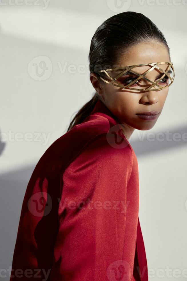 vrouw in een rood jasje met een medeplichtig in de het formulier van bril Aan haar gezicht foto