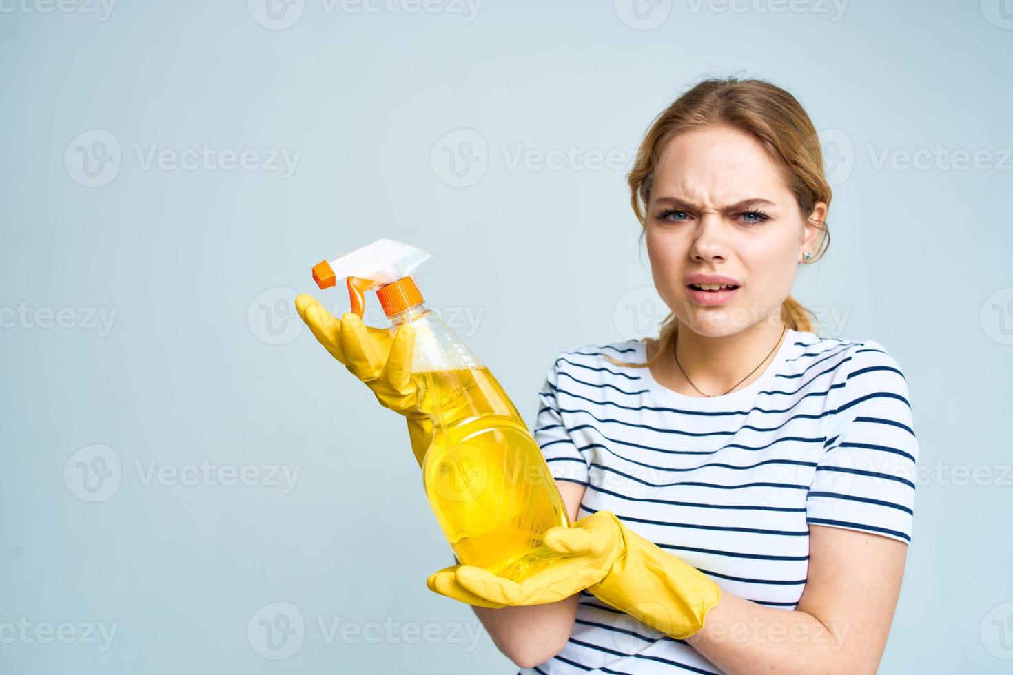schoonmaak dame in rubber handschoenen huisvrouw wasmiddel foto