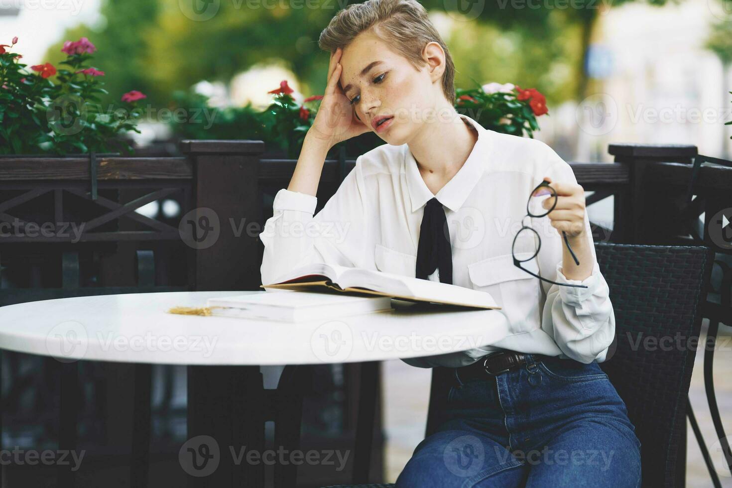 vrouw in een zomer cafe buitenshuis rust uit pret wandelen in de omgeving van stad- levensstijl foto