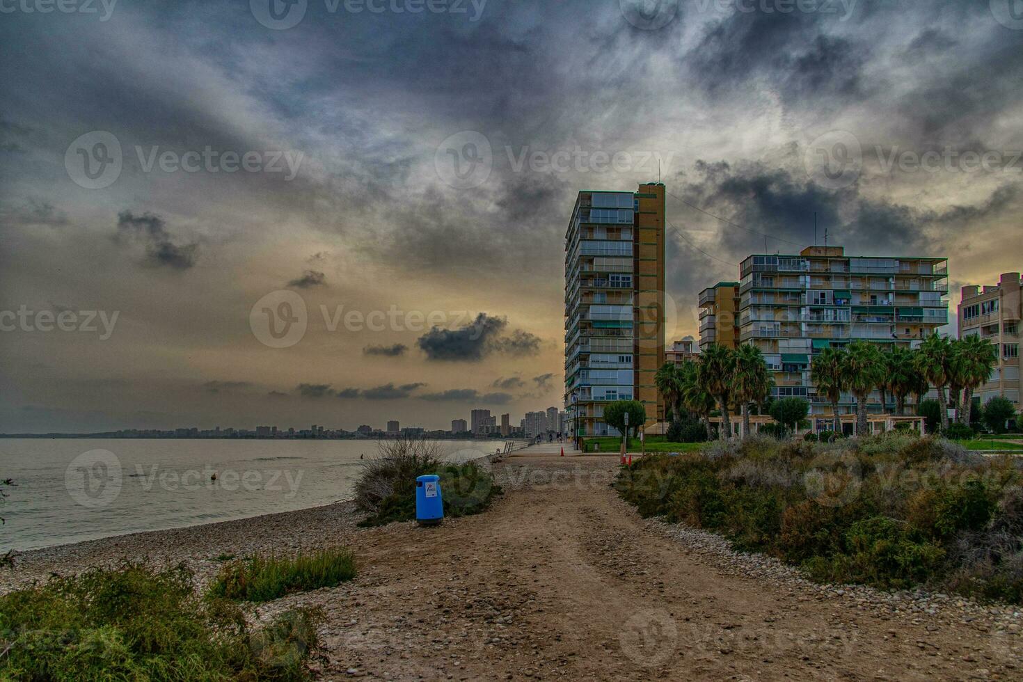 kust landschap met zonsondergang Alicante Spanje met wolken in de lucht foto