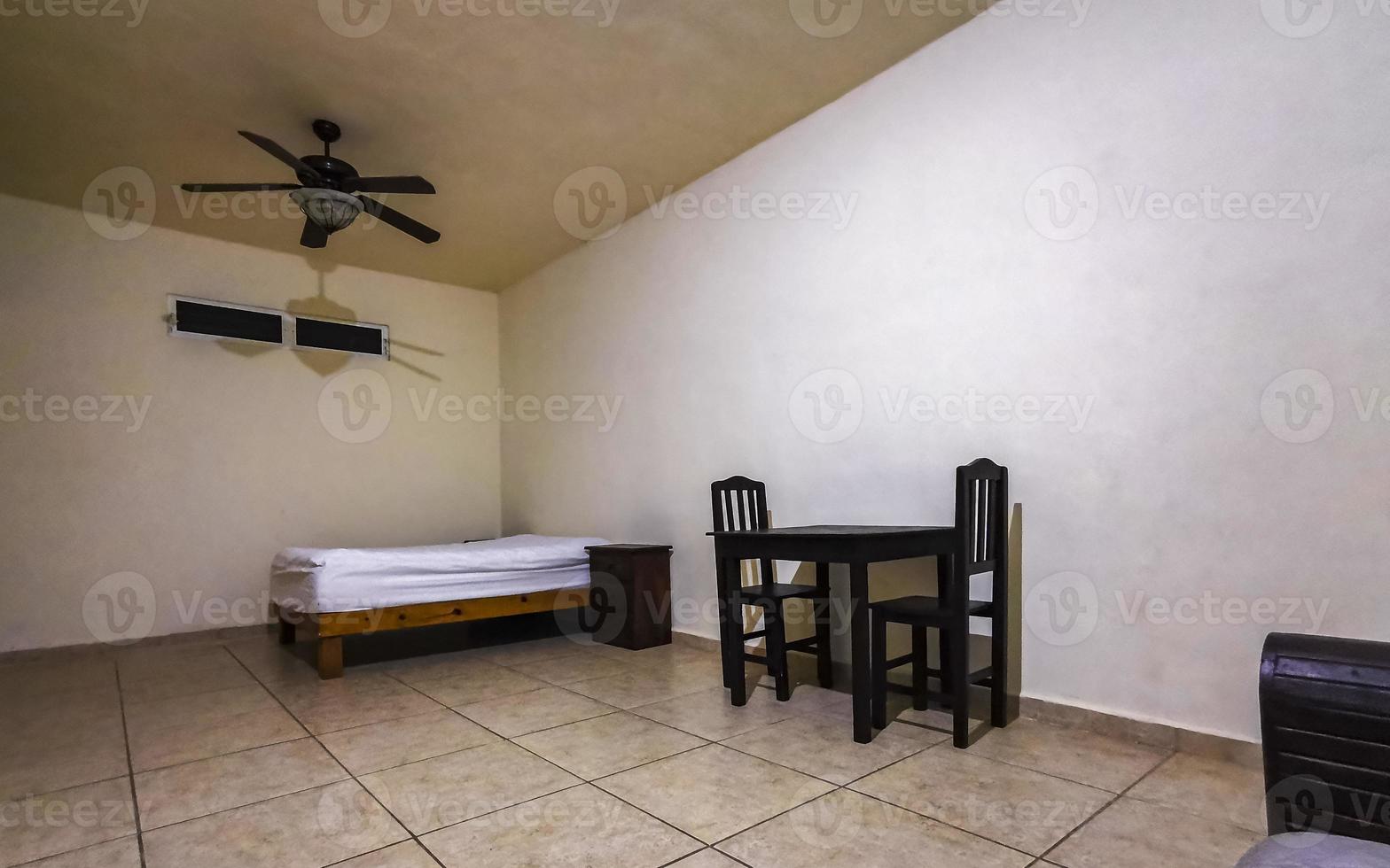 gemakkelijk klein appartement hotel kamer met bed tafel in Mexico. foto