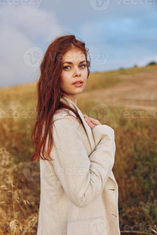 mooi vrouw tarwe platteland landschap vrijheid zonnig dag foto