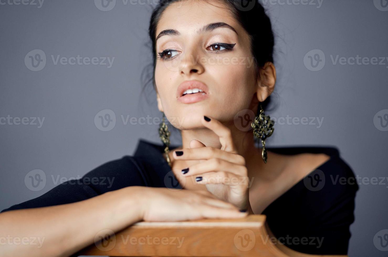 mooi vrouw poseren model- aantrekkelijk kijken decoratie glimlach levensstijl studio foto