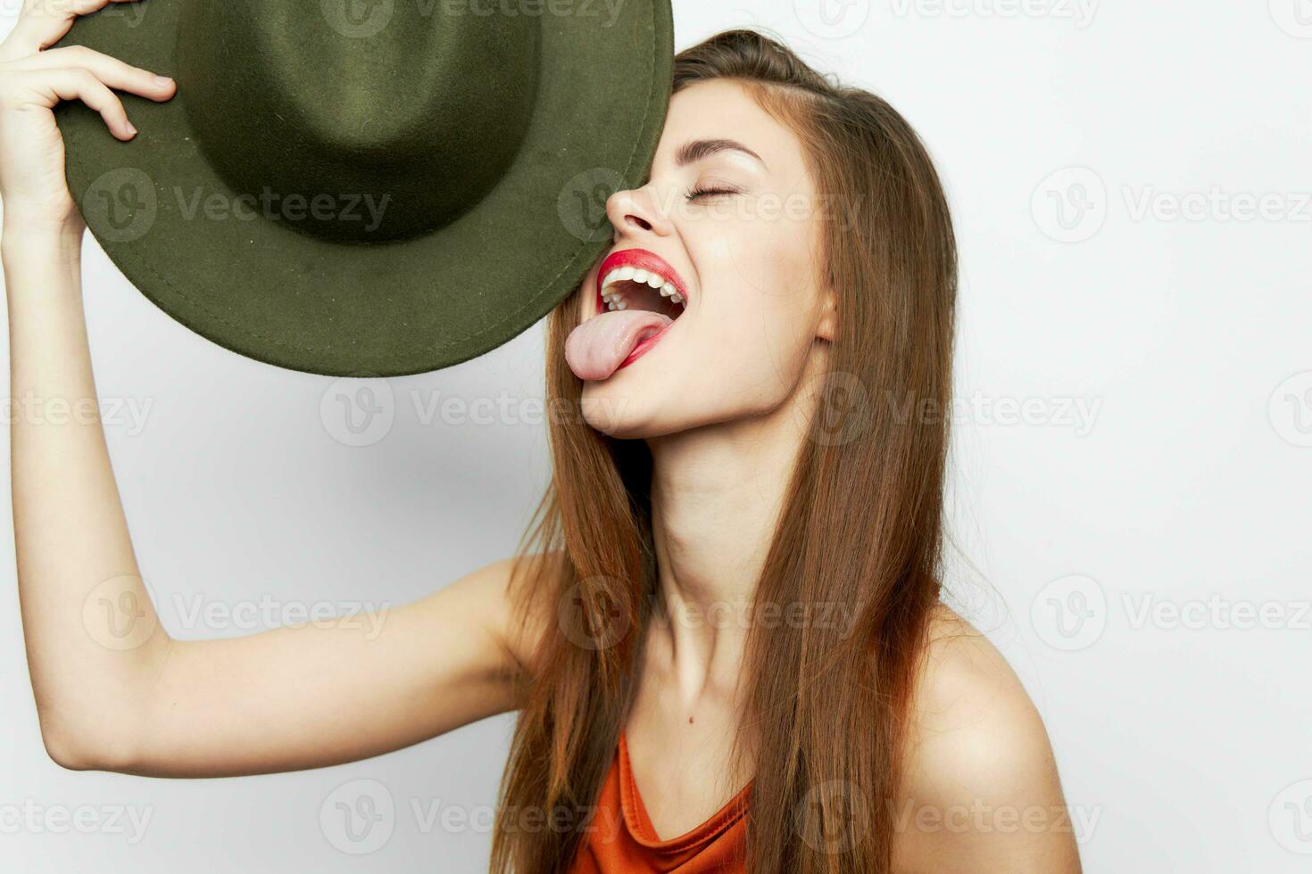 vrouw met hoed shows tong Gesloten ogen charme sexy kijken foto