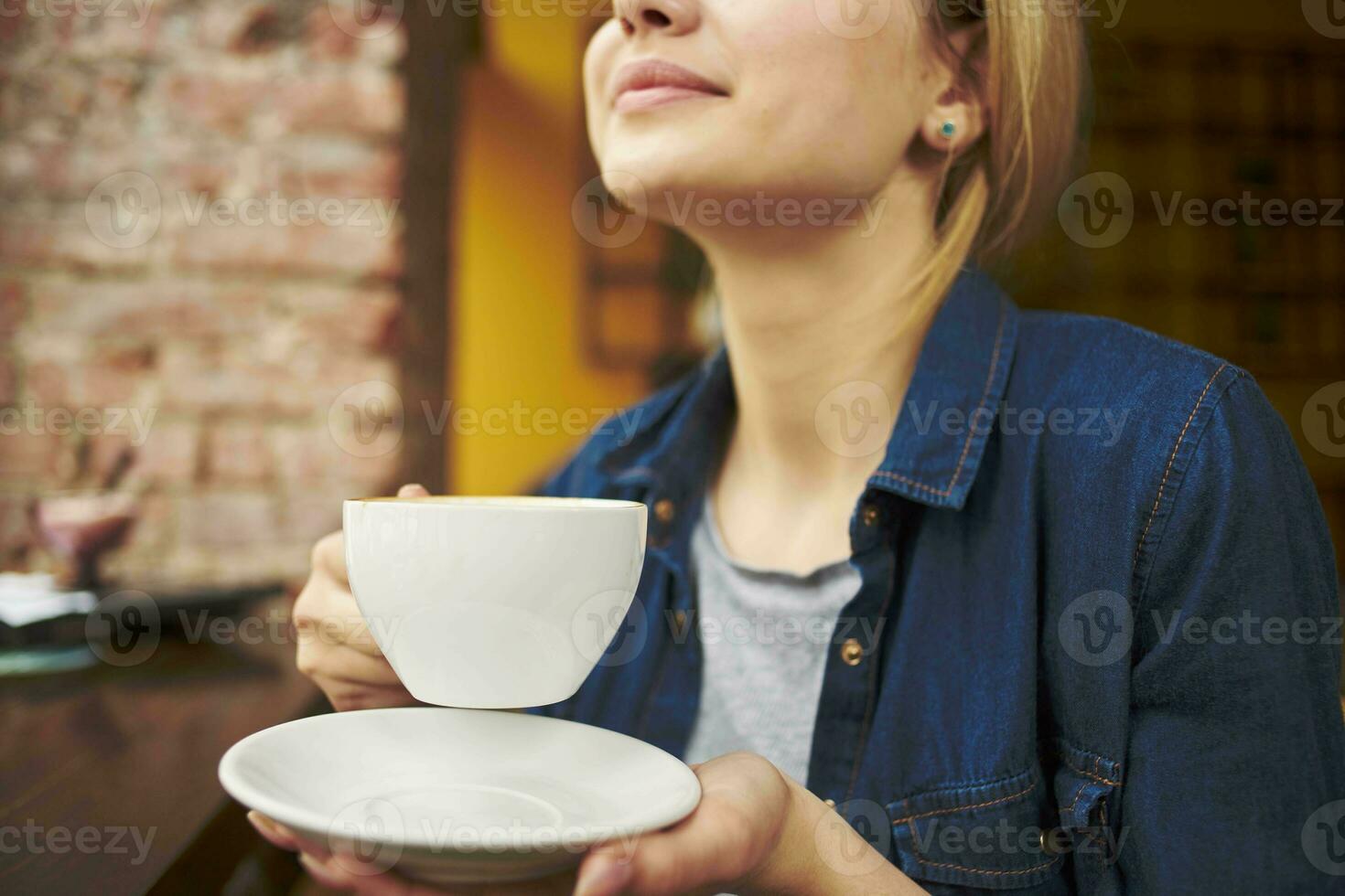 vrouw in pak kop drinken levensstijl elegant stijl communicatie vrije tijd foto