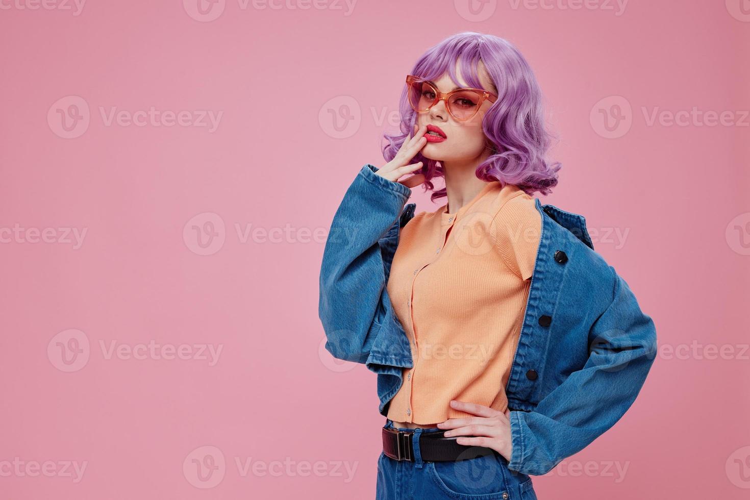 mooi jong vrouw denim kleding mode poseren pet roze bril kleur achtergrond ongewijzigd foto