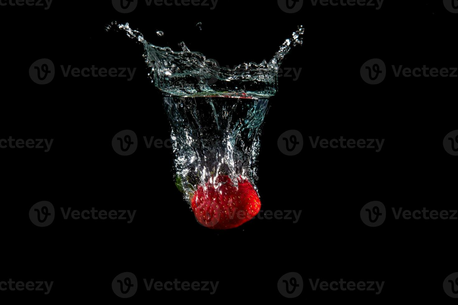 vers aardbeien met water plons foto