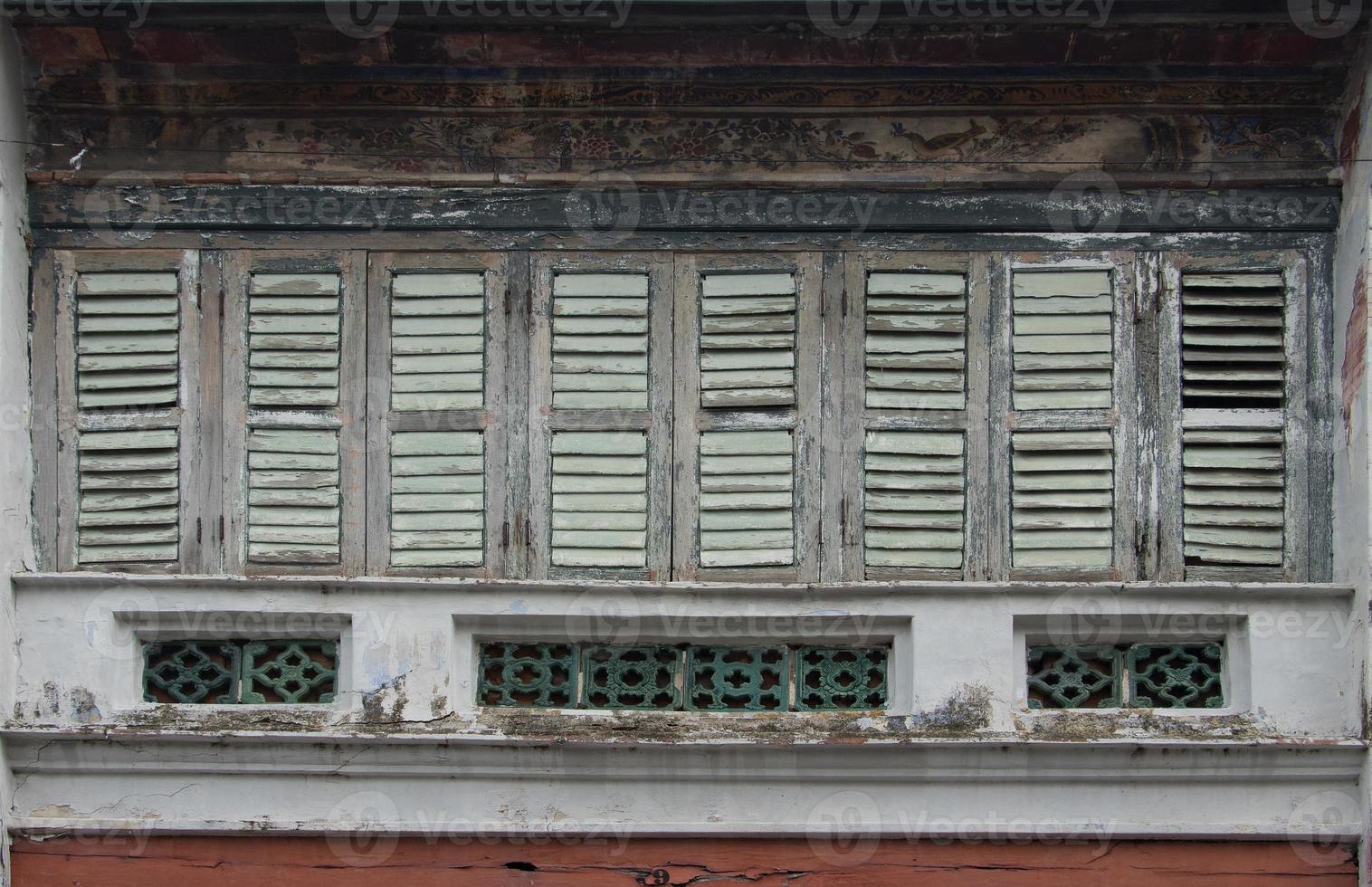 antieke houten ramen op een oud gebouw. architectonische elementen. foto