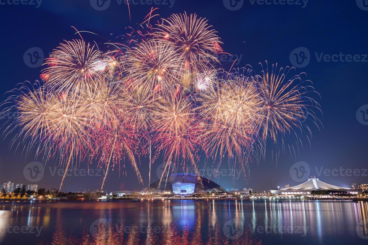 prachtig vuurwerk op de nationale feestdag van singapore foto