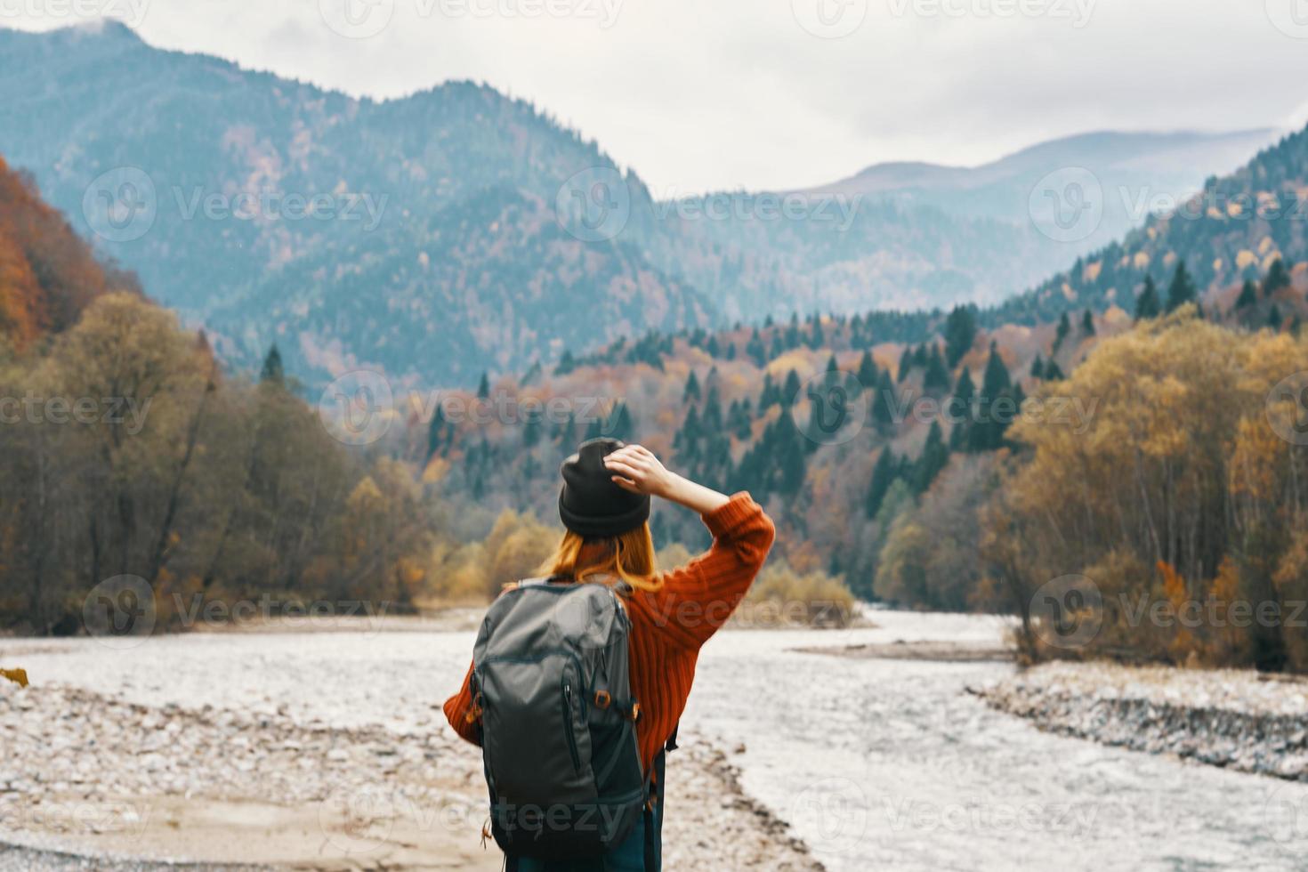 vrouw vervelend een hoed rugzak landschap bergen model- gebaren met handen foto