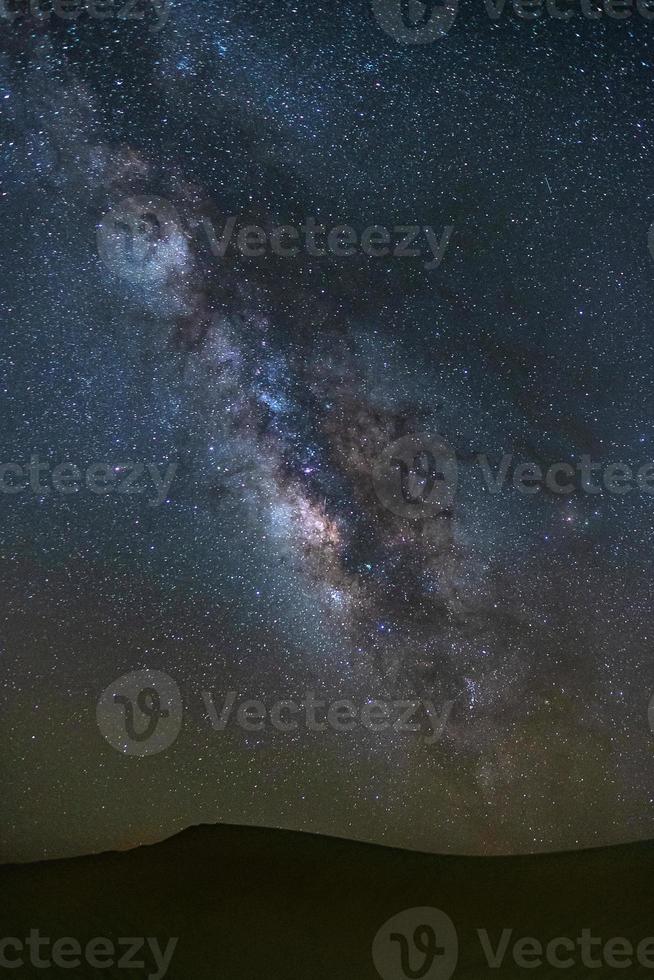 melkwegstelsel in teerwoestijn, jaisalmer, india. astro fotografie. foto