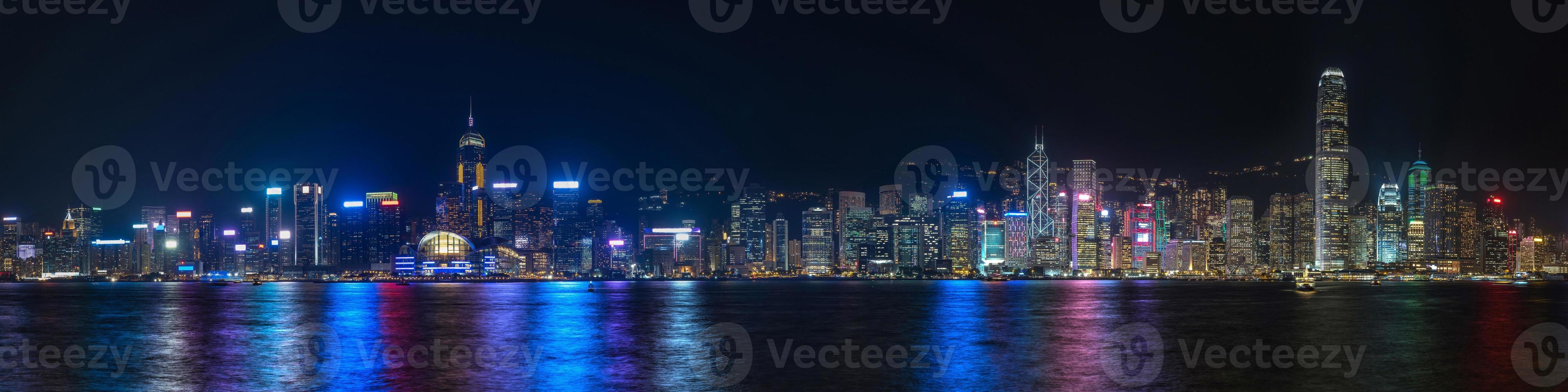 kleurrijk panoramisch uitzicht op de skyline van hong kong 's nachts foto