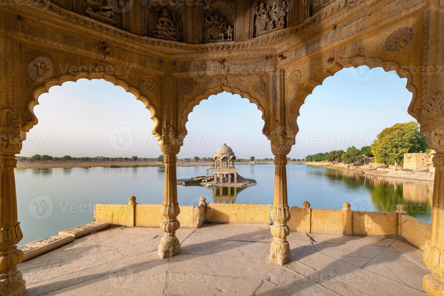 Gadisar-meer in de ochtend in Jaisalmer, Rajasthan, India foto