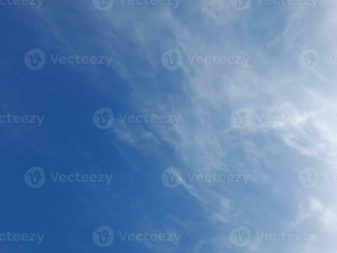 mooi wit wolken Aan diep blauw lucht achtergrond. groot helder zacht pluizig wolken zijn Hoes de geheel blauw lucht. foto