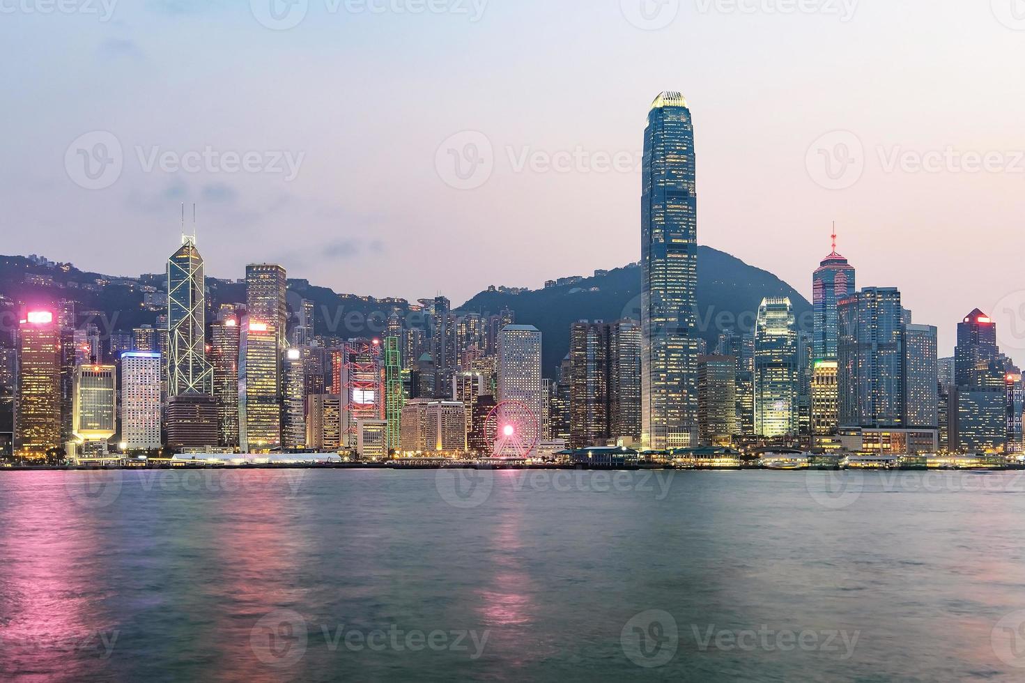hong kong skyline in de avond gezien vanuit kowloon, hong kong, china foto