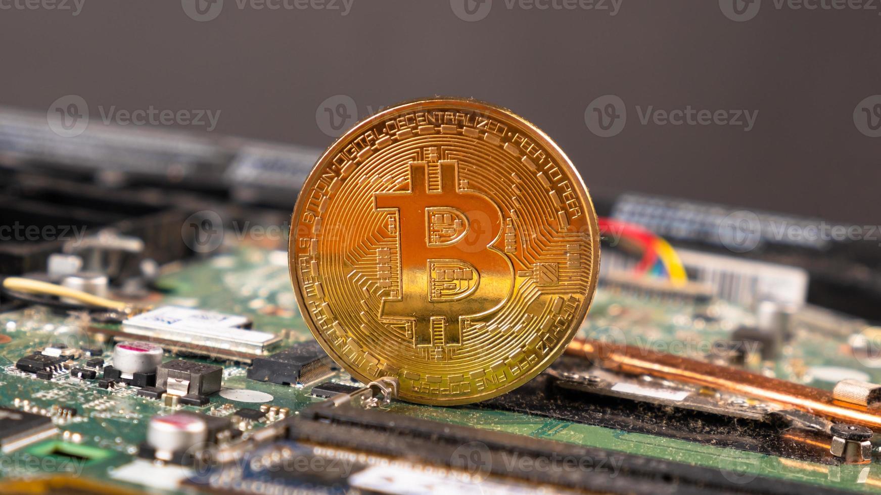 gouden munten cryptocurrency bitcoin op computerbord foto