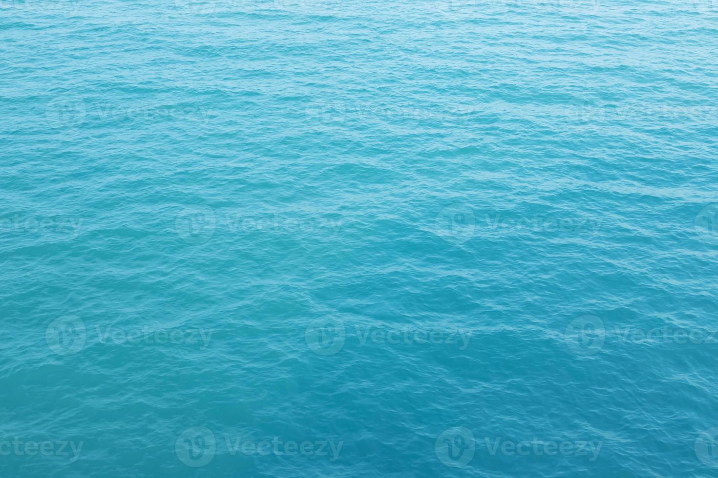 zee golven in oceaan golf spatten rimpel water. blauwe waterachtergrond. foto