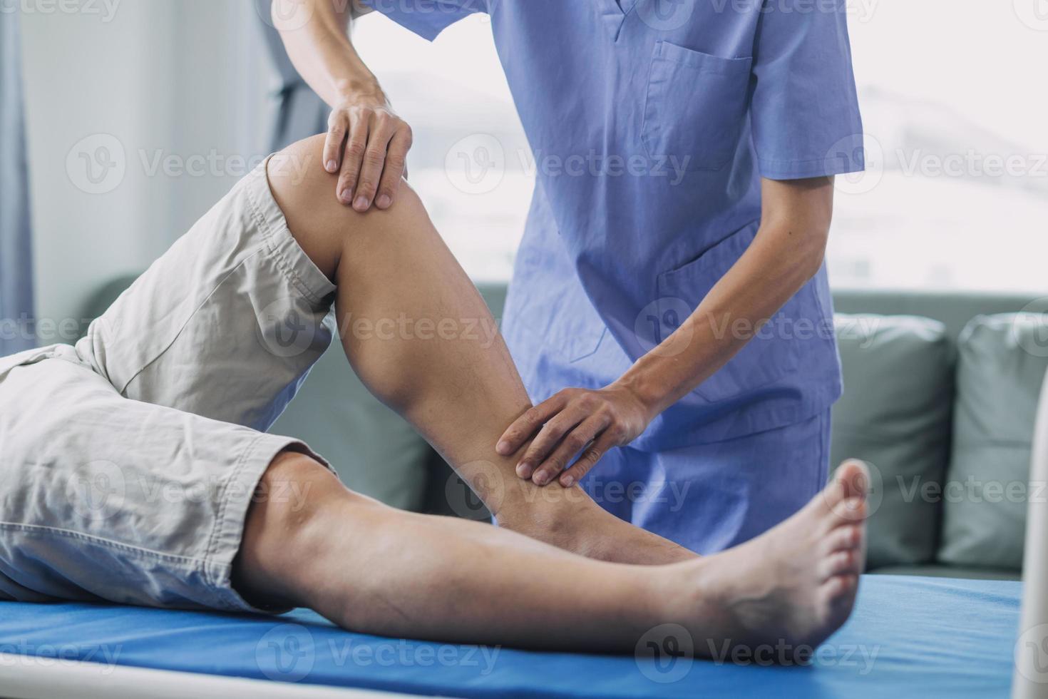 dokter of fysiotherapeut werken onderzoeken behandelen gewond arm van atleet mannetje geduldig, uitrekken en oefening, aan het doen de revalidatie behandeling pijn in kliniek. foto