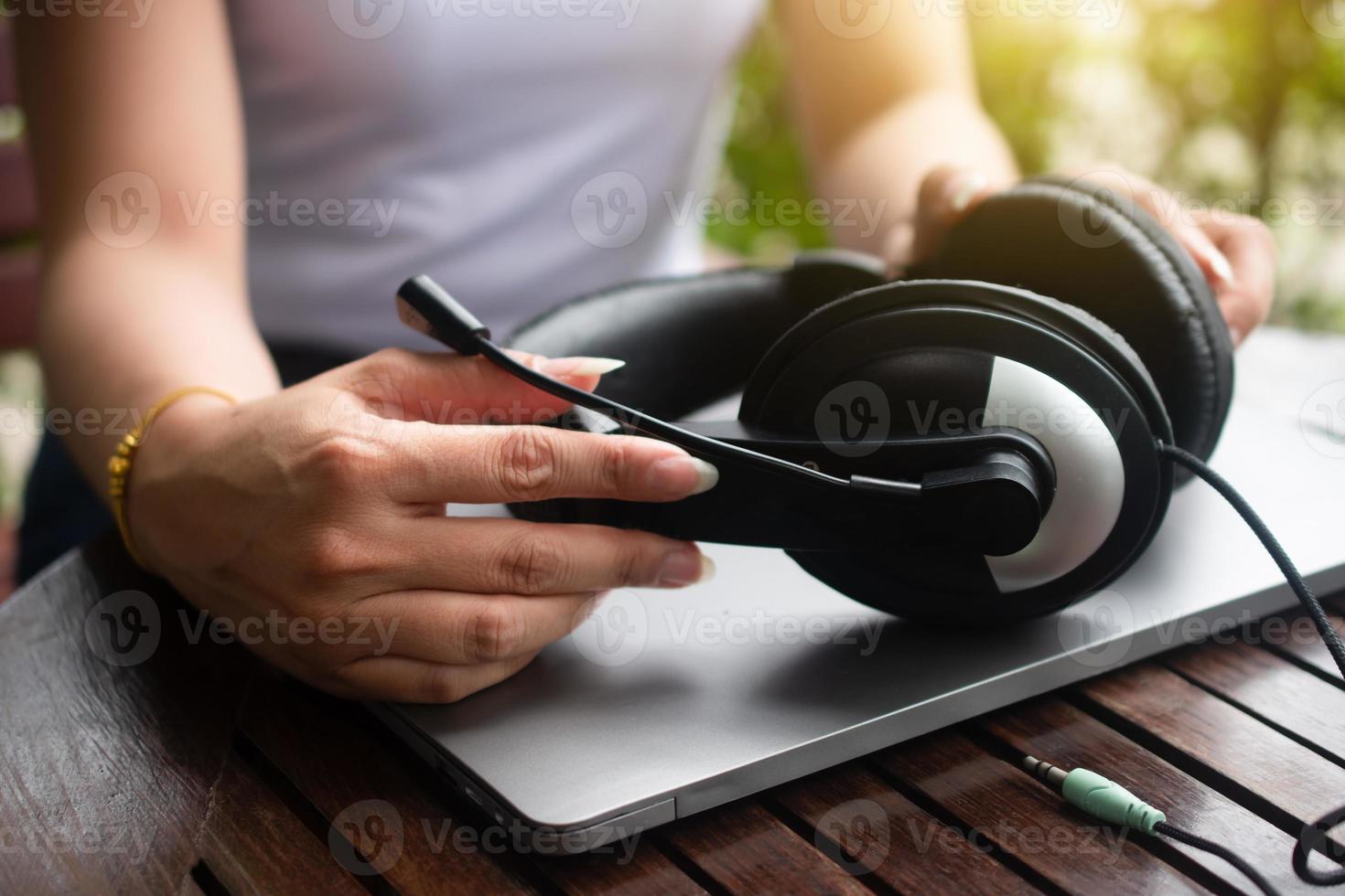 detailopname hand- houden koptelefoon en computer werk telefoontje centrum ondersteuning foto