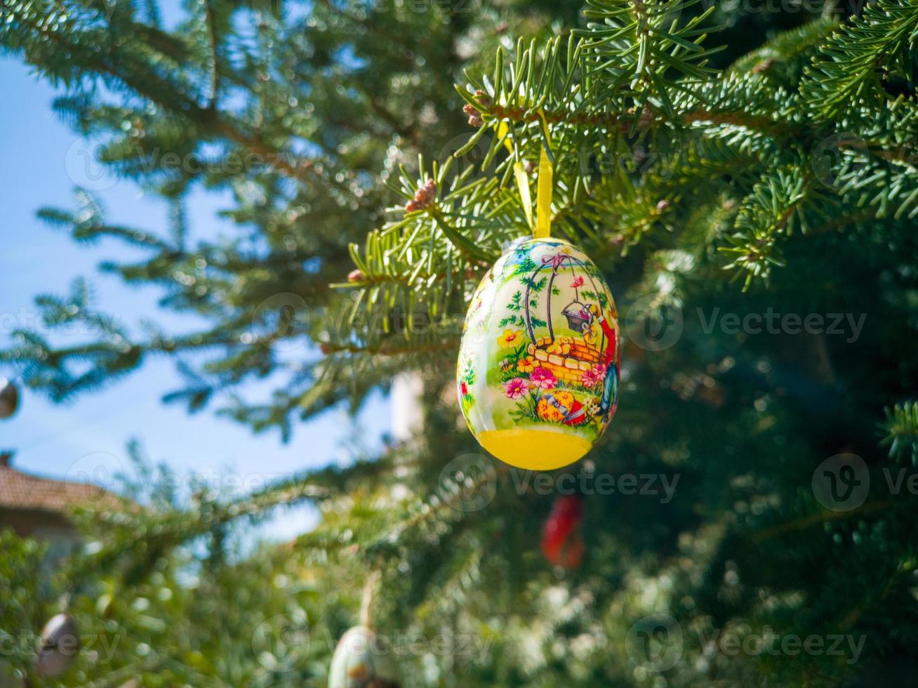 Pasen eieren Aan de bomen. traditioneel Bulgaars nationaal decoratie voor Pasen. foto