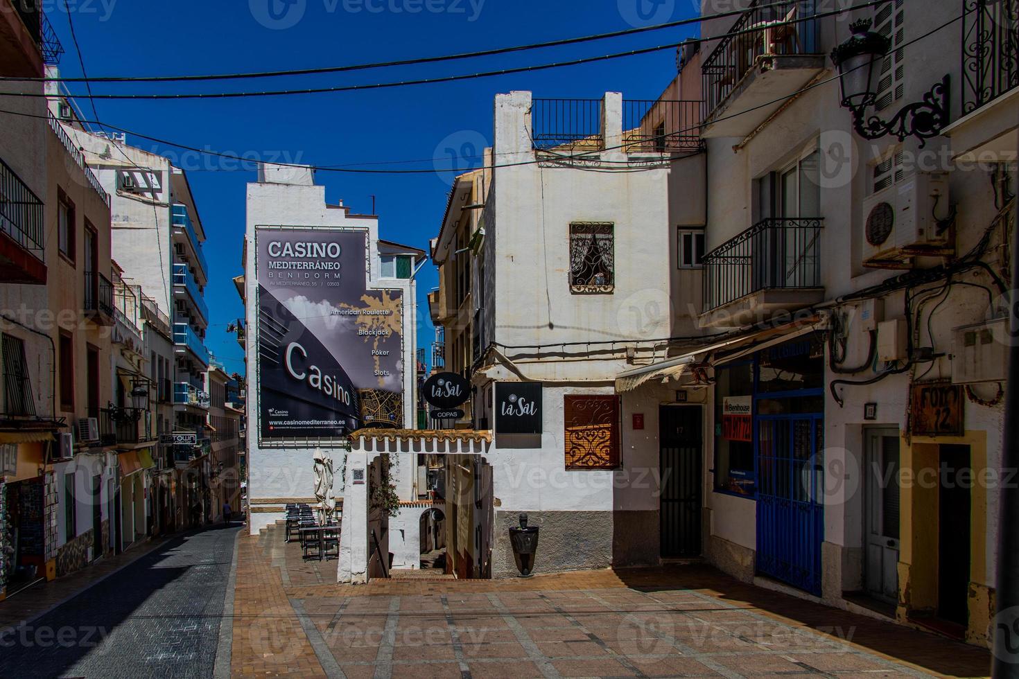 versmallen straten in de oud stad- van benidorm, Spanje Aan een warm zomer dag foto