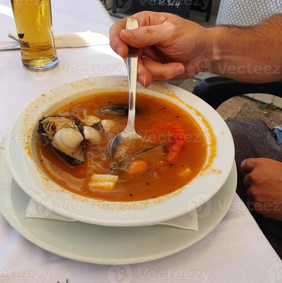 gezond traditioneel vis soep met zeevruchten in een restaurant in Spanje foto