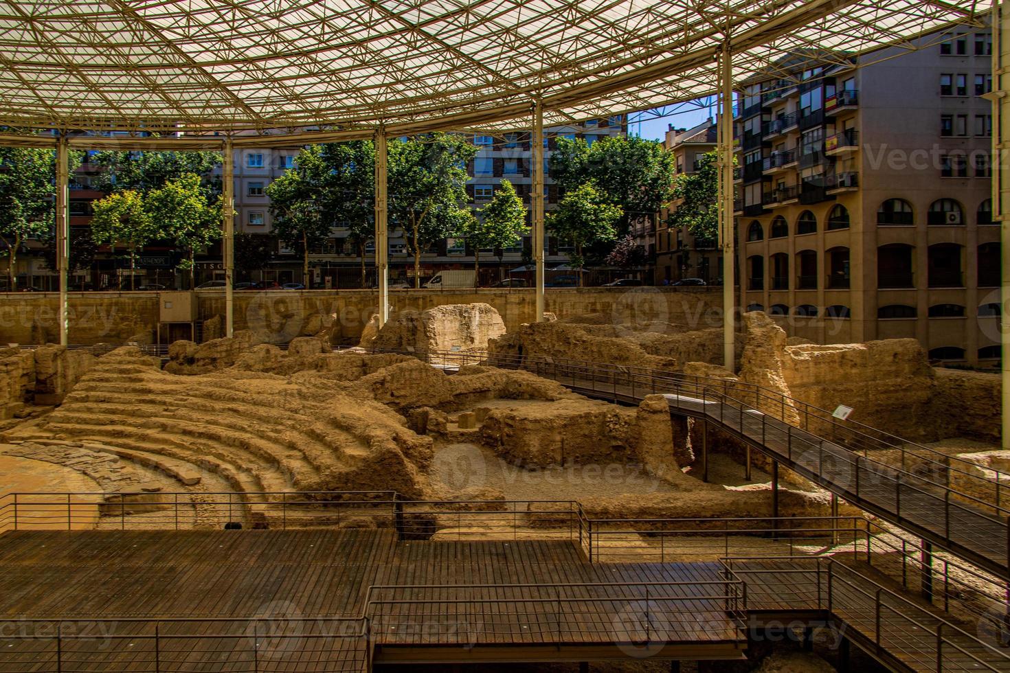 mooi ruïnes van de oude Romeins amfitheater in zaragoza Spanje museo del teatro de caesaraugusta foto