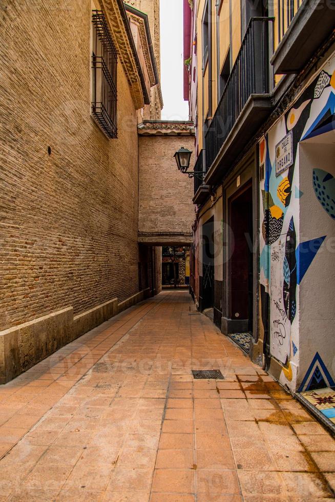 historisch kerk in zaragoza in de versmallen mudéjar straten van de stad foto