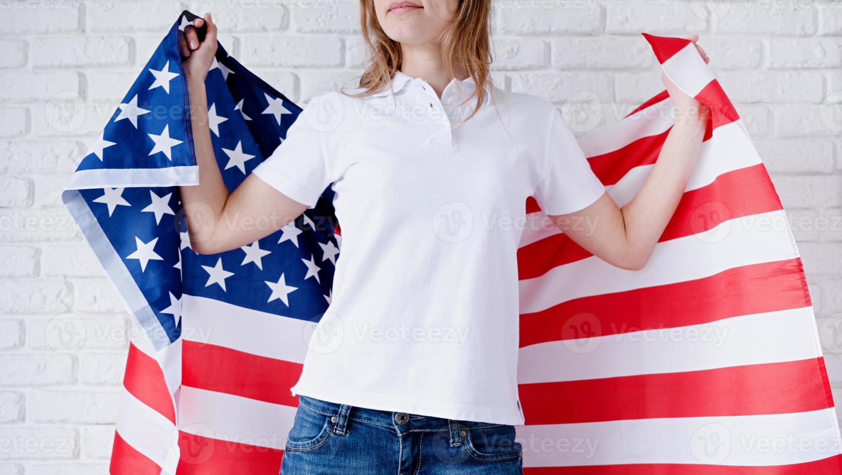 wit polo overhemd Aan vrouw over- Verenigde Staten van Amerika vlag achtergrond, mockup ontwerp foto