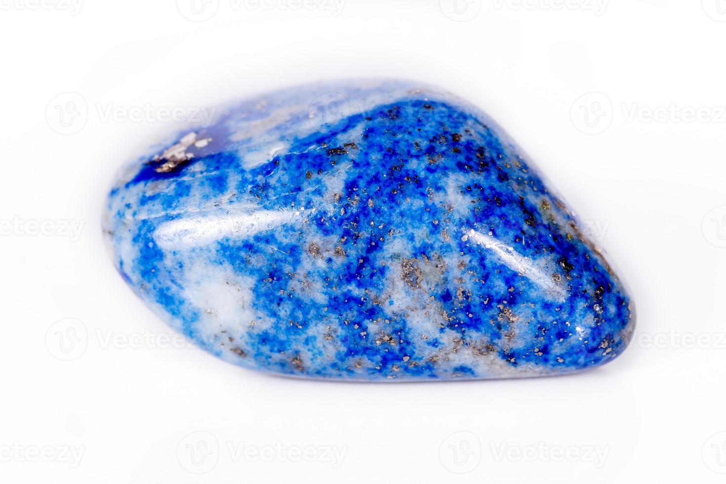 macro mineraal steen blauw lapis lazuli afghanistan Aan wit achtergrond foto